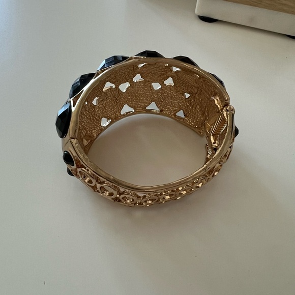 Amrita Singh statement bangle bracelet black w/. gold metal spring clasp Indian - Picture 5 of 10